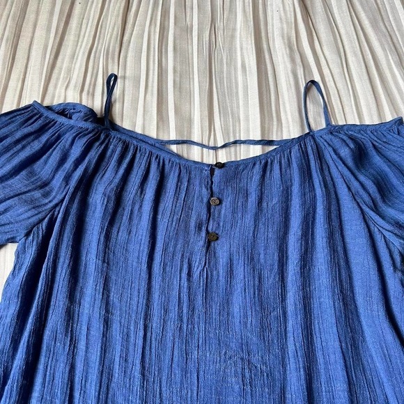 Blue flowy cold shoulder shirt by Renee C! - Picture 4 of 8